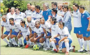  ??  ?? Una postal para el recuerdo con las glorias pasadas del Cruz Azul, ayer en el Estadio “Alonso Diego Molina” de Tamanché, durante el “Duelo de Campeones” entre los cementeros y los Venados