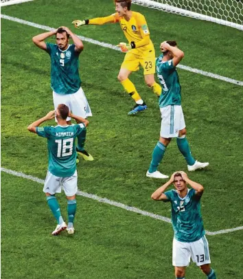  ?? Foto: Ina Fassbender, dpa ?? Das gibt es doch nicht! Joshua Kimmich, Mats Hummels, Mario Gomez und Thomas Müller trauern einer Chance gegen Südkorea nach. Die 0:2-Niederlage bedeutete das Aus in Russland und kostete Joachim Löw fast den Job.