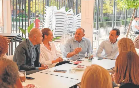  ?? ?? Antonio Muñoz, junto con la delegada Carmen Fuentes, con vecinos de Jardines de Hércules // ABC