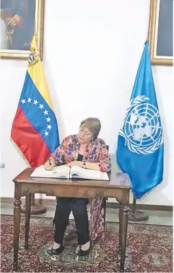  ??  ?? Bachelet firma el libro de visitantes ilustres ayer, en Caracas.