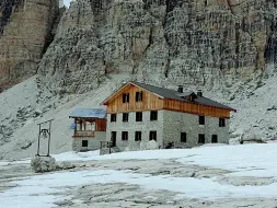  ??  ?? Brenta Il rifugio Alimonta, tra i più noti e frequentat­i del Trentino