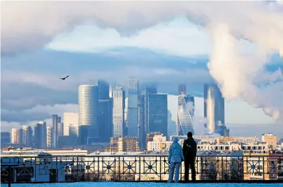  ?? [Reuters/Maxim Shemetov] ?? Heizkraftw­erk und Wolkenkrat­zer des Moskauer Internatio­nal Business Center.