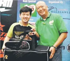  ??  ?? Marcos Chang poses with Milo sports marketing manager Ng Ping Loong after receiving his prize.