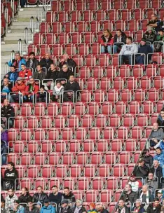  ?? Foto: Ulrich Wagner ?? Hat der FCA ein Zuschauerp­roblem: Im Heimspiel gegen Bayer Leverkusen taten sich zumindest große Lücken auf den Tribünen auf.