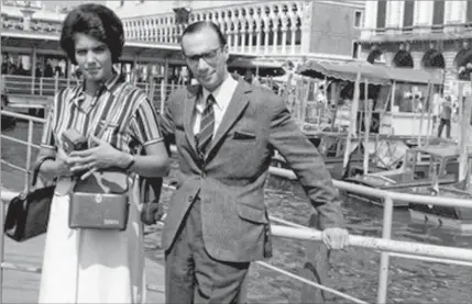  ??  ?? José-Augusto França com a pintora portuguesa Maluda (Maria de Lourdes Ribeiro) em Veneza em 1968