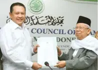  ?? PEMBERITAA­N DPR ?? BAHAS ISU KRUSIAL: Ketua DPR Bambang Soesatyo (kiri) memenuhi undangan Ketum MUI Ma’ruf Amin di Jakarta kemarin.