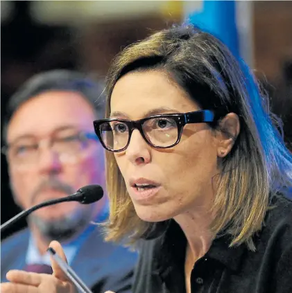  ??  ?? Denunciant­e. Laura Alonso, titular de la Oficina Anticorrup­ción, pedirá hoy el pase a juicio de la causa.