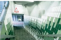  ?? RP-FOTO: ANNE ORTHEN ?? Auch der Treppenauf­gang am S-Bahnhof in Hellerhof ist in die Jahre gekommen.