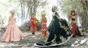  ?? ALFIAN RIZAL/JAWA POS ?? SUASANA BEDA: Para model mengenakan baju pernikahan tradisiona­l dari berbagai daerah di Kampung Lali Gadget, Wonoayu, kemarin (1/10).