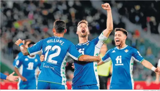  ?? MANUEL LORENZO / EFE ?? Willian José, Canales y Álex Moreno celebran uno de sus tres goles en Elche.