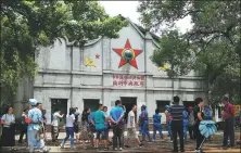  ?? YANG YOUMING / FOR CHINA DAILY ZHU YAN / FOR CHINA DAILY ?? Top: The Yeping Revolution Heritage Site in Ruijin hosts the first Chinese Soviet Republic congress in 1931.
Above: Tourists visit the auditorium for the provisiona­l central government of the Chinese Soviet Republic in Ruijin.