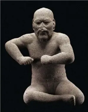  ??  ?? Sculpture dite du « Lutteur », en basalte (1500-400 av. J.-C.), retrouvée dans la région de Veracruz.