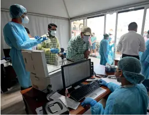  ?? — Photo by Ryan Lim ?? Fever clinic outside LLH Hospital has 15 medics working in two shifts.