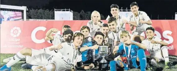  ?? FOTO: LALIGA ?? Los jugadores del Real Madrid, levantando el trofeo de campeones del XXIII Torneo Internacio­nal de LaLiga Promises Santander celebrado en Arona (Santa Cruz de Tenerife)