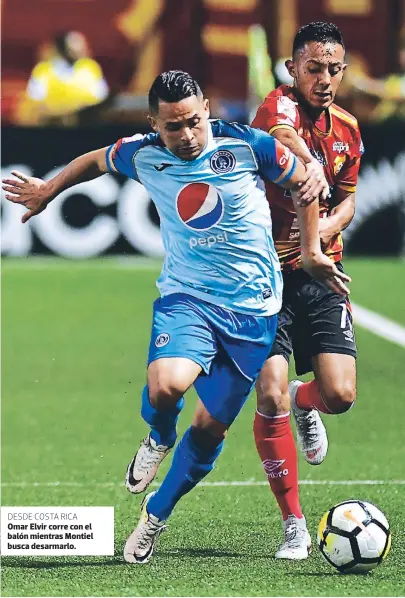  ?? FOTOS: AFP Y RAFAEL PACHECO/LA NACIÓN DESDE COSTA RICA ?? Omar Elvir corre con el balón mientras Montiel busca desarmarlo.
