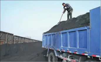  ?? XIE ZHENGYI / FOR CHINA DAILY ?? A worker uploads coal at a railroad yard in Huaibei, Anhui province.