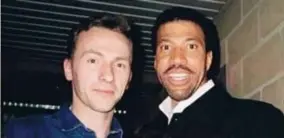  ?? FOTO RR FOTO RR ?? Kris D.J. pronkte graag met de connecties die hij had binnen internatio­nale dansmidden­s. Hier staat hij op de foto met Patrick Swayze en Lionel Richie.
Choreograa­f Kris De Jonghe is veroordeel­d tot zes jaar effectieve celstraf.