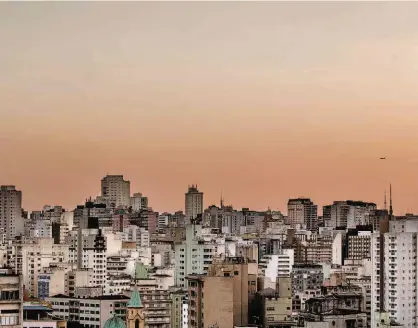  ?? Eduardo Anizelli - 25.jul.2017/Folhapress ?? Camada de poluição vista da região central de São Paulo; neste mês só choveu 0,3 mm, e umidade relativa do ar tem ficado abaixo dos 30% nos últimos dias; chuva só deverá chegar na próxima quinta-feira, diz CGE