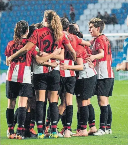  ?? FOTO: ATHLETIC CLUB ?? Trofeo para Bilbao Las jugadoras celebran el gol de Eunate que les dio la victoria y la consecució­n del Teresa Herrera