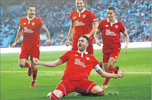  ??  ?? CAMBIÓ EL PARTIDO. Vicente Iborra celebra el primero de los tres tantos que consiguió después de saltar al terreno de juego tras el descanso.