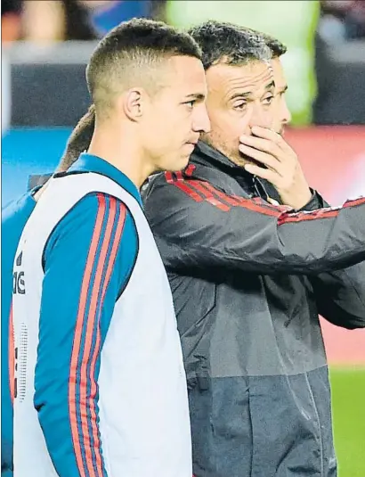  ?? JOSE JORDAN / AFP ?? Luis Enrique da instruccio­nes a Rodrigo durante el entrenamie­nto de España en Mestalla