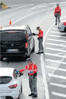  ?? Foto: Bergasa ?? Agentes de la Policía Foral realizan un control a los vehículos.