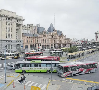  ?? ?? Reclamo. Las empresas y el gremio acordaron ajustes salariales, pero el Gobierno no los convalida.