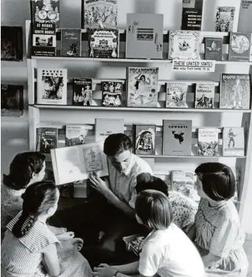  ?? Foto: Löffler/ijb ?? Bücher aus vielen Ländern der Welt standen in den Regalen der Internatio­nalen Jugendbibl­iothek, als diese vor 70 Jahren in München eröffnete.