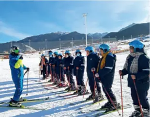  ?? ?? A ski instructor gives Miaoergou Middle School students some guidelines at the Silk Road Mountain Resort in Urumqi, capital of Xinjiang, on December 19, 2023