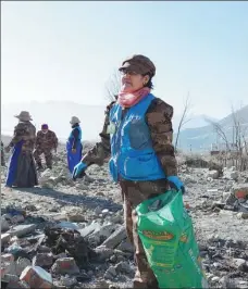  ?? TASHI TSERING / XINHUA PHOTOS BY LI LEI/CHINA DAILY ?? Clockwise from top left: Volunteers collect waste at an altitude of 6,500 meters in Tibet in May. Samdrub and her companions collect garbage at the foot of a mountain in December; members of the Lhasa Ban-White Associatio­n haul trash to a truck for transporta­tion.