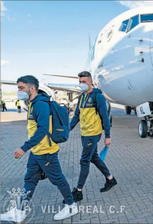  ??  ?? Los jugadores del Villarreal bajan del avión a su llegada a Londres.