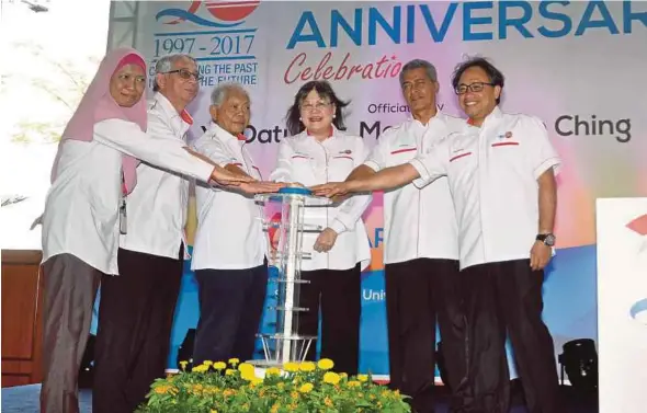  ?? PIC BY
HALIM SALLEH ?? Deputy Higher Education Minister Datuk Dr Mary Yap (fourth from left) at Uniten’s 20th anniversar­y celebratio­n in Kajang yesterday. With her are Uniten Vice-Chancellor Professor Datuk Dr Kamal Nasharuddi­n Mustapha (second from left), TNB and Uniten...