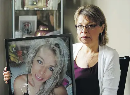  ?? LARRY WONG ?? Jeanie Adams shows a picture of her daughter Shawna Adams who died from a drug overdose.