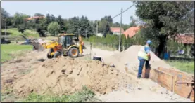  ??  ?? Gradi se nova kanalizaci­ja u koprivničk­om naselju Vinica