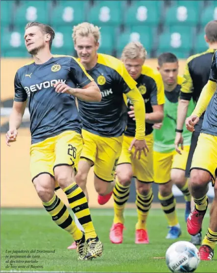  ??  ?? Los jugadores del Dortmund se preparan de cara al decisivo partido de hoy ante el Bayern.