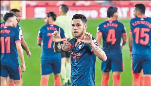  ??  ?? Lucas Ocampos celebra el tanto logrado ante el Almería que supuso el pase del Sevilla a las semifinale­s de la Copa del Rey.