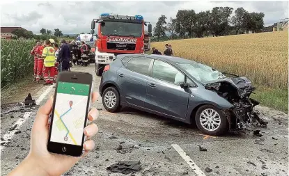  ??  ?? Statt die Kurve zu nehmen, raste Barbara K. in den Gegenverke­hr. Schuld soll ihr Handy sein.