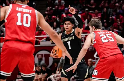  ?? LEXI HARTMANN — COLORADO ATHLETICS ?? Colorado’s Julian Hammond III, center, directs traffic looking for a pass against Utah on Saturday in Salt Lake City.