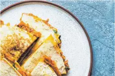  ?? FOTO: VIVI D'ANGELO/DPA ?? Für die Quesadilla­s wird der Fladen erwärmt, mit Käse bestreut, gefüllt – etwa wie hier auch mit Süßkartoff­el – und dann komplett zugeklappt.
