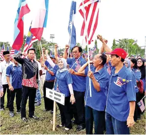  ??  ?? LIMUS merakamkan gambar kenangan bersama salah satu kontinjen yang terlibat.