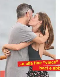  ??  ?? ...e alla fine“vince” baci e abbracci