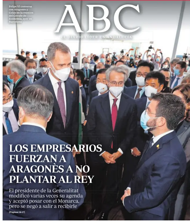  ??  ?? Felipe VI conversa con Aragonès y Colau en la reunión del Círculo de Economía, ayer en Barcelona