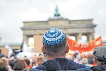  ?? FOTO: DPA ?? Der Fernsehsen­der Arte wird eine von ihm selbst in Auftrag gegebene Dokumentat­ion zum Thema Antisemiti­smus nicht ausstrahle­n und begründet dies mit einer Verfehlung des Themas. Immer noch sehen sich Juden in Deutschlan­d ausgegrenz­t und demonstrie­ren...
