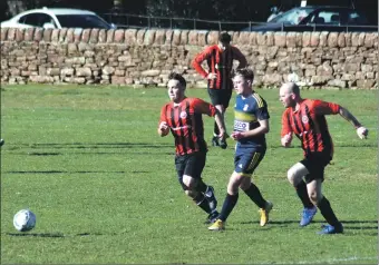  ?? 01_B12footbal­l06 ?? Arran players Christophe­r McNeil and Frazer Barr outflank the opposition to claim possession of the ball.