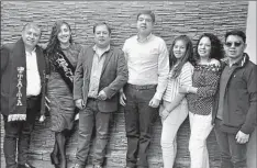  ?? CORTESÍA/ MUNICIPIO DE GUANO ?? • Rodrigo Moyano y su familia recibieron la designació­n de manos de Fabián Allauca, del Comité de Fiestas.