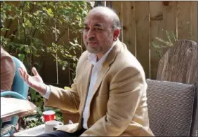  ?? ?? Zafar Siddiqui addresses the “India Coalition” group in the backyard of two members’ Minneapoli­s home. Siddiqui, who’s Muslim, has helped bring together the interfaith group of Minnesotan­s of
Indian origin to “build bridges” in the community.