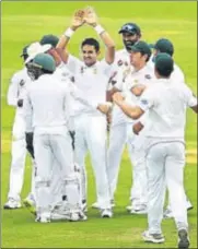  ?? GETTY ?? Mohammad Abbas (centre) took 17 wickets in two Tests.