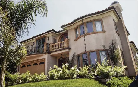  ?? LOS ANGELES TIMES / TNS ?? A nearly 5,000-square-foot house sits in a neighborho­od of smaller, one-story homes in Cheviot Hills, Calif.