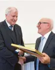  ??  ?? Der damalige Ministerpr­äsident Horst Seehofer erhielt für seine Bemühungen zur Uniklinik im Februar den Ehrenring mit Diamant – die höchste Auszeichnu­ng des Landkreise­s.