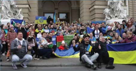  ?? FOTO: NINA LYASHONOK / AP ?? Det var mye feiring og folkefest i Kherson fredag, da ukrainske styrker kunne erklære regionhove­dstaden for gjenerobre­t.